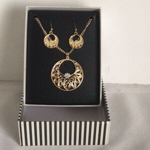 Elegant Gold Necklace and Earring Set